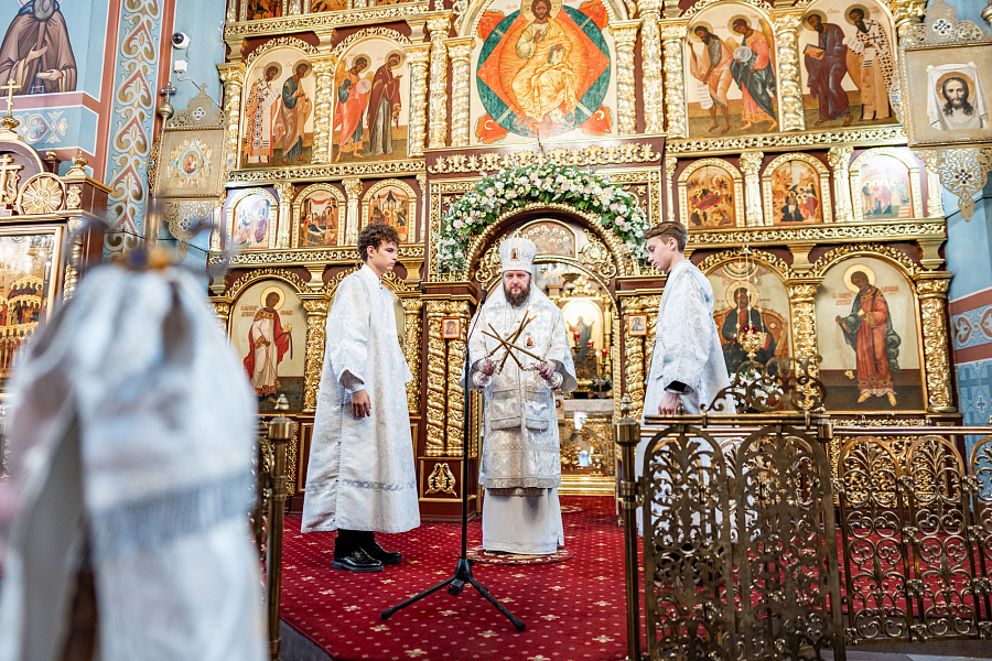 Первое архиерейское богослужение с участием сводного детского хора Подольской епархии в соборе Всех святых, в земле Русской просиявших города Домодедово